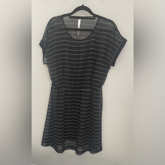 Kensie Dresses & Skirts - Kensie Black and White Dolman Sleeve Mini Dress